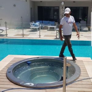 טכנאי ג'קוזי I דני ג'קוזי בודק ג'קוזי ליד בריכה, שירות תיקון ושדרוג מקצועי.