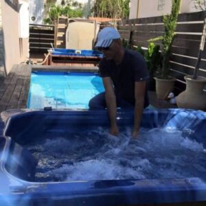 טכנאי דני ג'קוזי בודק ג'קוזי ליד בריכה, שירות תיקון 0505677008 מרמת הגולן עד אילת.