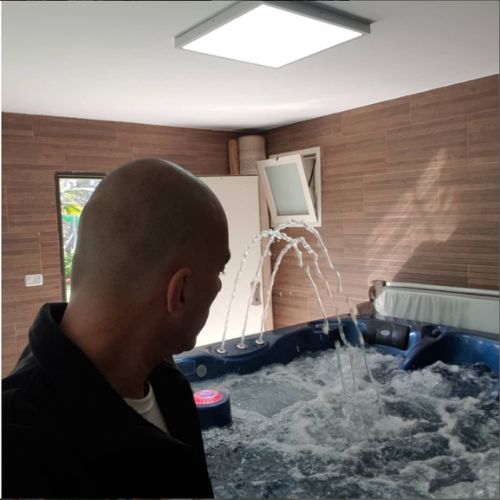 טכנאי דני ג'קוזי בודק ג'קוזי פעיל עם ג'טים, שירות תיקון 0505677008.